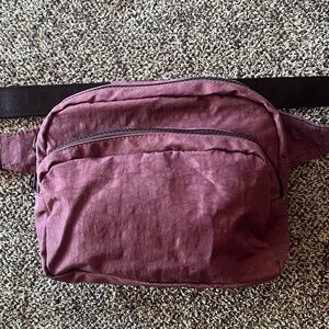 Baggu fanny pack in Raisin